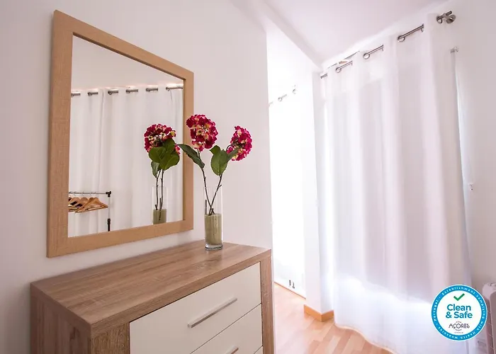 Central Guesthouse Πανσιόν Πόντα Ντελγκάντα